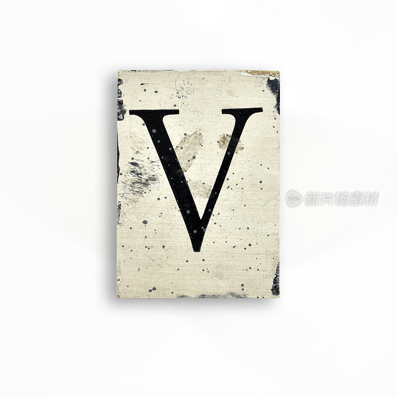 大写字母衬线在木头上涂抹在白色背景上的油漆，字母- V